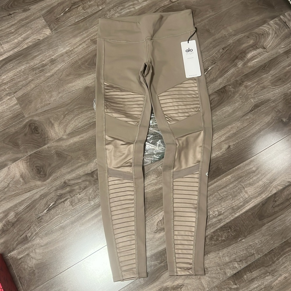 🔥🔥ALO Moto Leggins - Picture 3 of 16